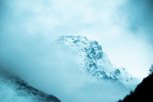 云雾缭绕中的巍峨雪山