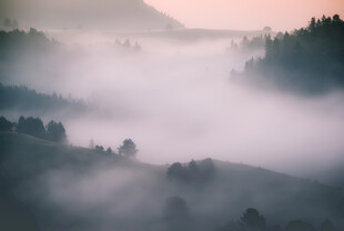 山间晨雾弥漫的静谧美景