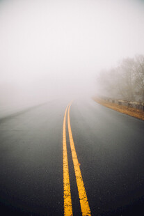 雾中公路前路朦胧