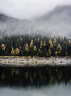湖畔秋景山林倒影如画