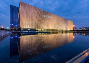 夜幕下的现代建筑倒影