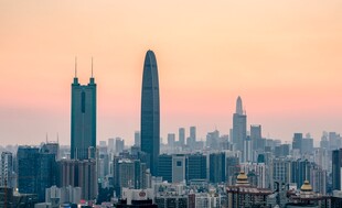 黄昏下的都市天际线