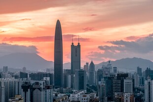 城市天际线壮丽黄昏