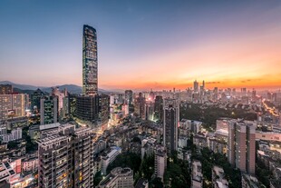 城市天际线的绚丽黄昏