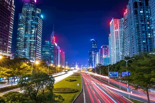 城市夜景中的绚丽车流