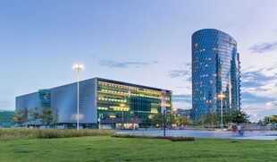 现代城市中的商务建筑群