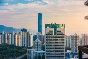 城市天际线高楼与远山