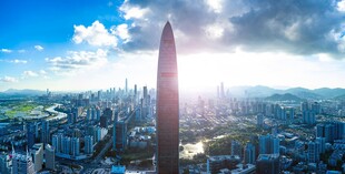 城市天际线中的高耸建筑