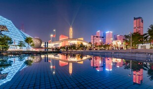 城市夜景下的镜面水池