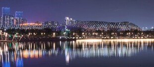 城市夜景中的璀璨桥梁倒影