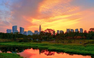 城市湖畔绚丽晚霞美景