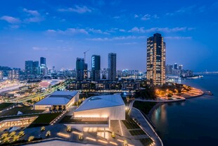 城市璀璨夜景与现代建筑