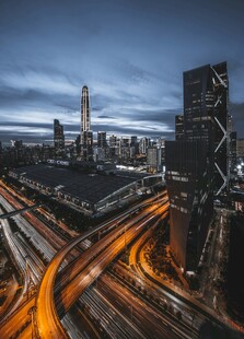 城市夜景中的繁忙交通