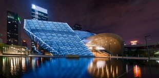 城市夜景中的独特建筑景观