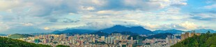 城市与远山的美丽景致