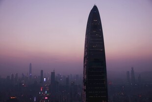 黄昏下的高耸建筑