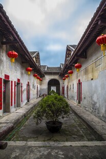 古巷中式建筑挂红灯笼