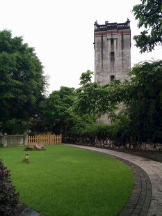 公园中古老塔楼与绿地景观