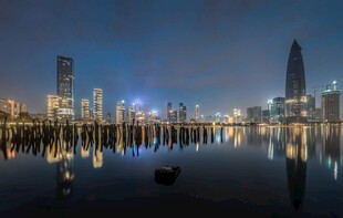 夜幕下的城市滨水璀璨景观