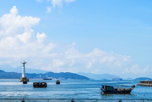 海上船只与灯塔的美丽景致