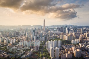城市天际线夕阳下的繁华