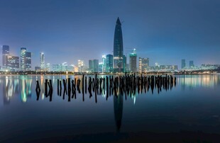 城市夜景与水面倒影