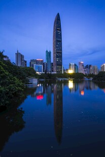 地标夜景倒映湖面