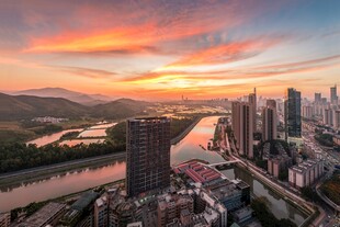 城市河畔绚丽日落美景