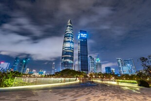 夜幕下的都市璀璨建筑群