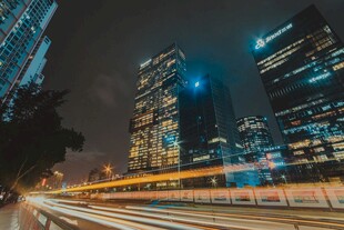 都市夜景车流璀璨瞬间