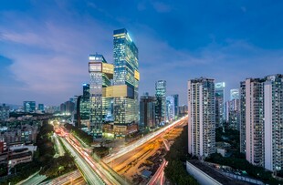 城市夜景中的高楼与车流