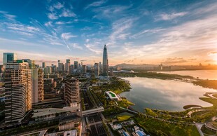 城市河畔壮丽日落景观