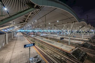 夜晚中的现代化铁路站台