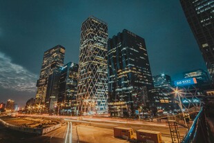 都市夜景璀璨高楼道路