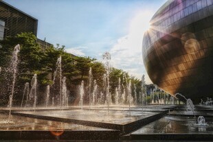 城市中的喷泉与球形建筑