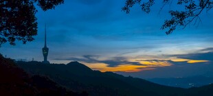 黄昏时分的山景与天际线