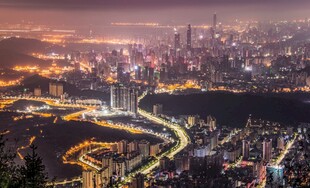 城市璀璨夜景俯瞰图