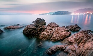 海边礁石与绚丽暮色景观