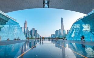 城市现代建筑景观倒影