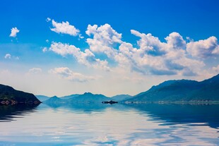 宁静山水间的蓝天白云