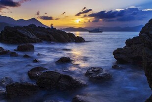 海边日落时分的礁石美景
