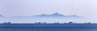 海上远山朦胧美景
