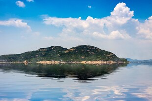 湖光山色中的静谧岛屿