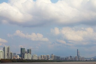城市天际线与云端美景