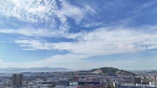 乐清城市远景与蓝天白云景观