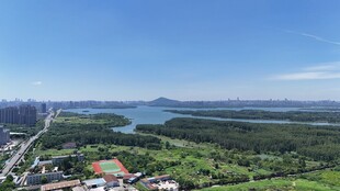 俯瞰美丽的自然与城市景观