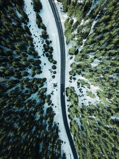 俯瞰山林间蜿蜒的公路