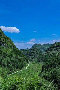 青山绿野间的秀丽风光