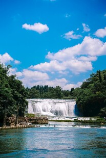 壮丽瀑布与蓝天绿树美景