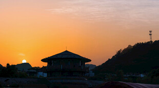 夕阳下的古建筑美景